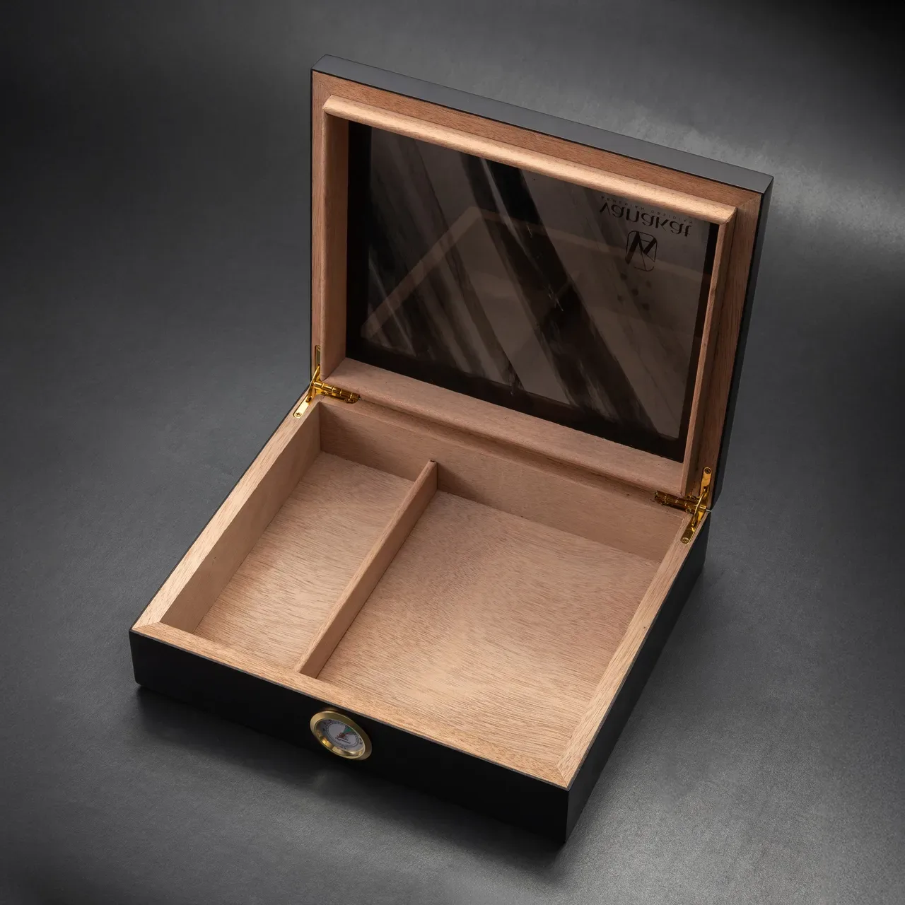 Humidor, Black Edition, photograph 2