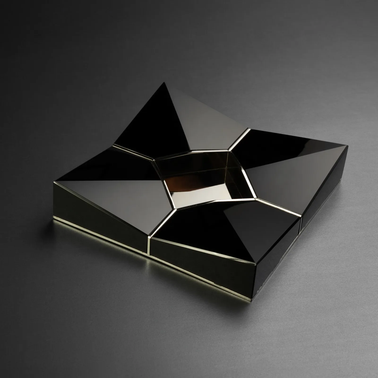 Sinatra, Black obsidian, photograph 1