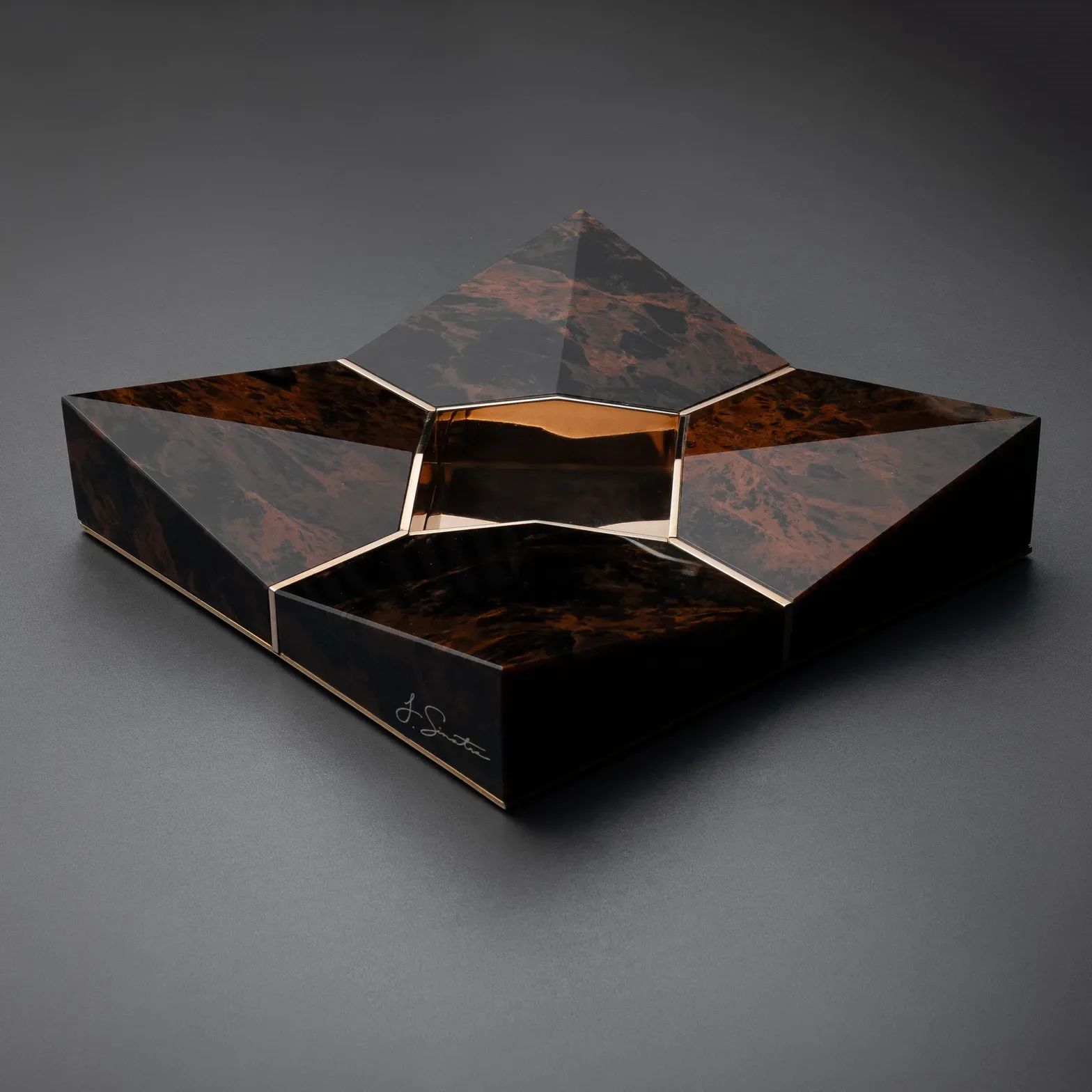 Sinatra, Brown obsidian, photograph 1