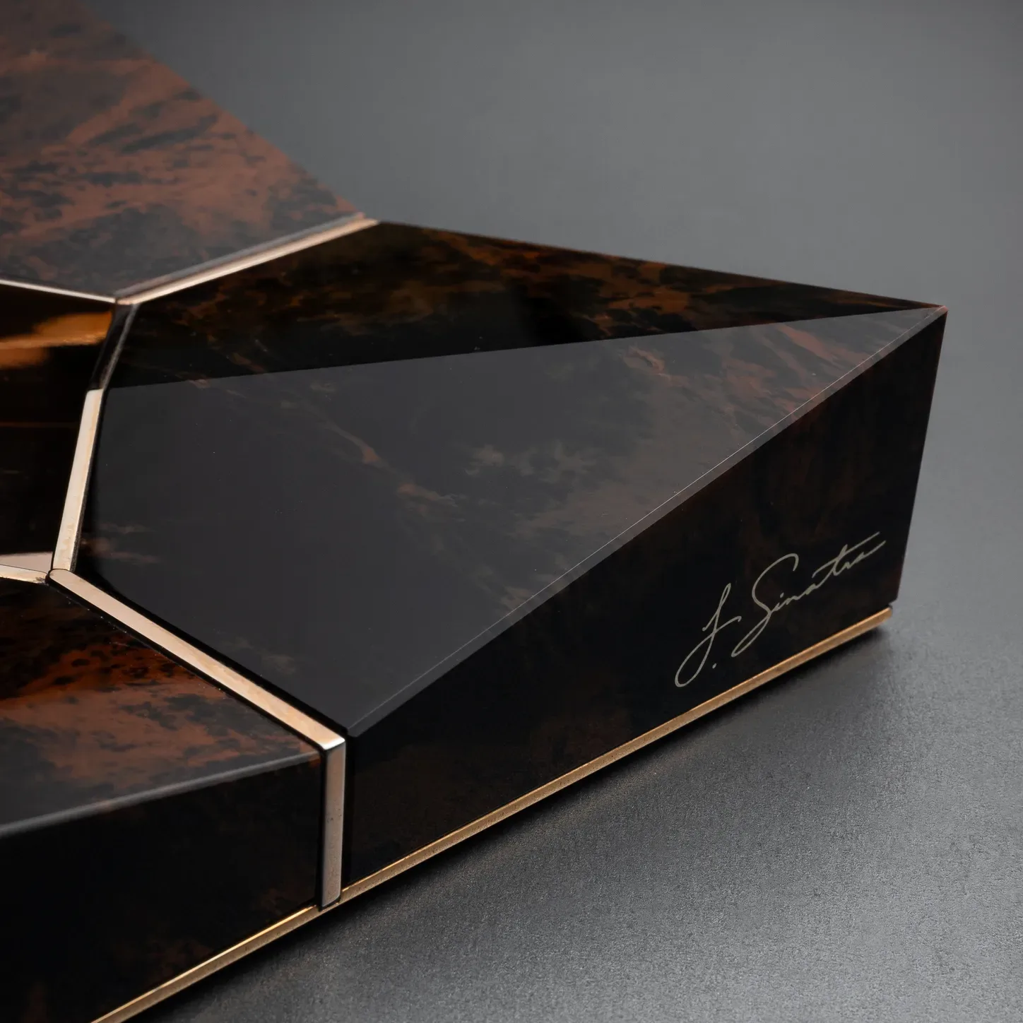 Sinatra, Brown obsidian, photograph 2